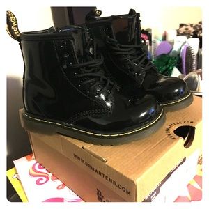 Kids unisex black patten leather doc martens